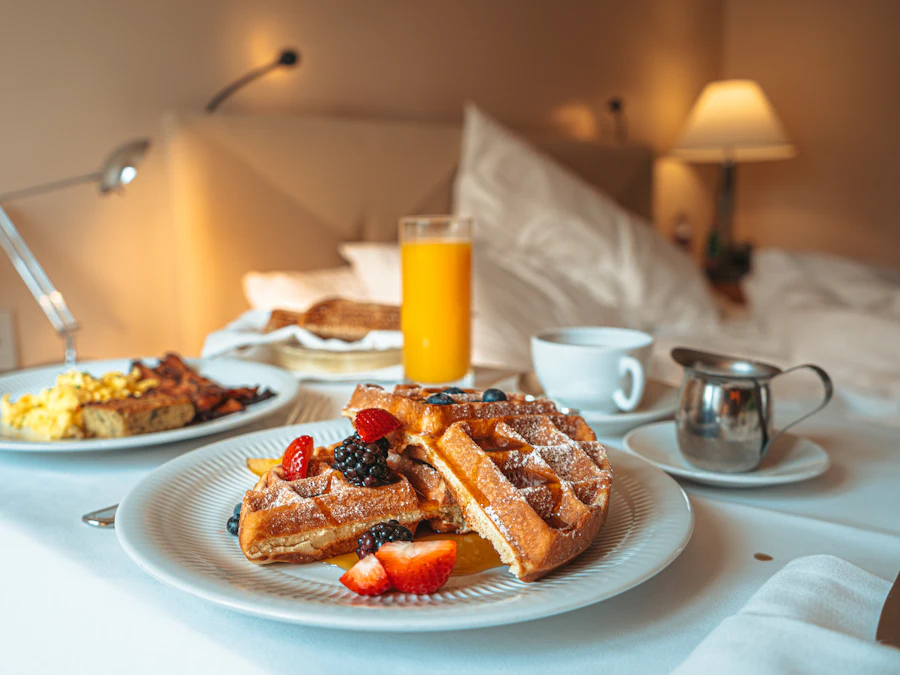 Otel kahvaltısında çilekli waffle tepsisi