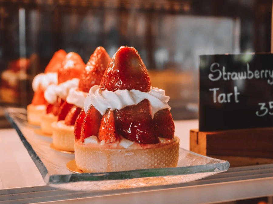 Pastane vitrininde çilekli tartlar