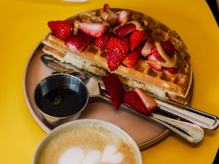 Cafede çilekli waffle ve latte